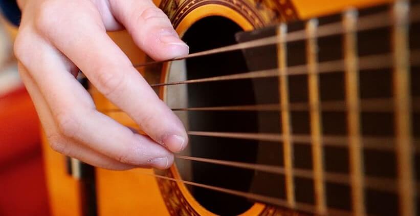 how to clean an acoustic guitar strings